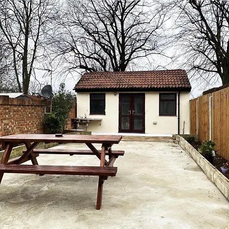 Grand Suites Near Heathrow Apartment *