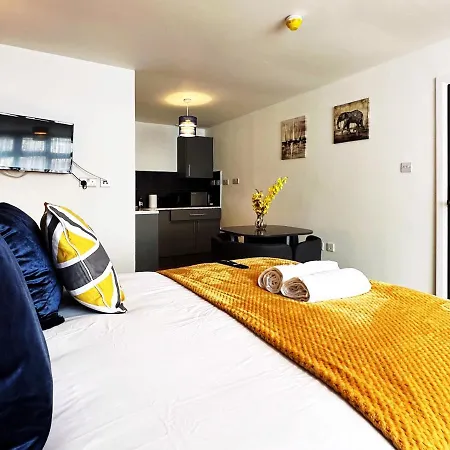 Grand Suites Near Heathrow Apartment