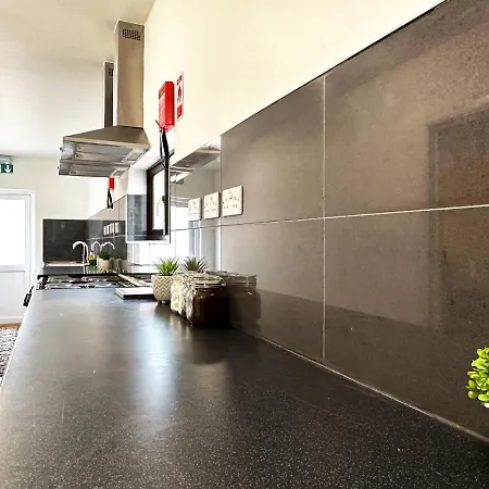 Grand Suites Near Heathrow Apartment *