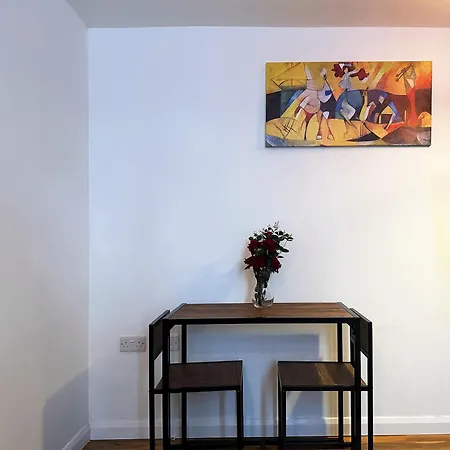 Grand Suites Near Heathrow Apartment Southall