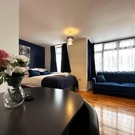Grand Suites Near Heathrow Apartment *