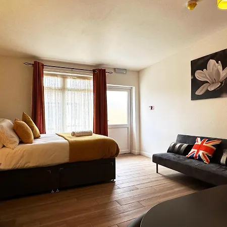Grand Suites Near Heathrow Apartment Southall