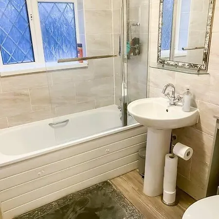 Modern Cozy Oasis: Tony's 3-bedroom Retreat Catford