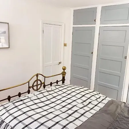 Modern Cozy Oasis: Tony's 3-bedroom Retreat * Catford