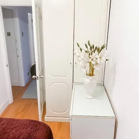 Modern Cozy Oasis: Tony's 3-bedroom Retreat * Catford