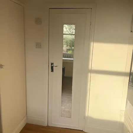 Lovely First Floor Flat-2 *