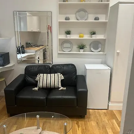 Lovely First Floor Flat-2 *