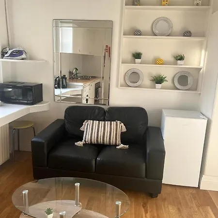Lovely First Floor Flat-2
