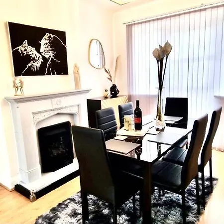 Modern Cozy Oasis: Tony's 3-bedroom Retreat * Catford