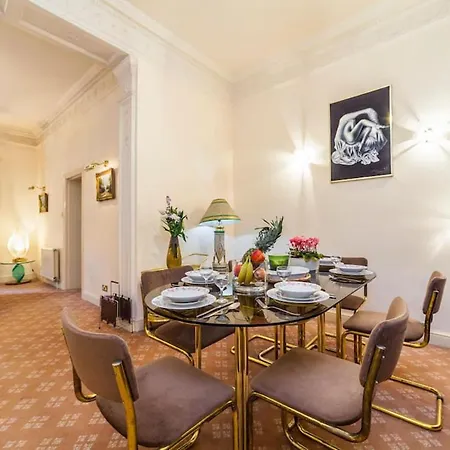 Large 3 Bed In Kensington Gardens Apartmán Londýn