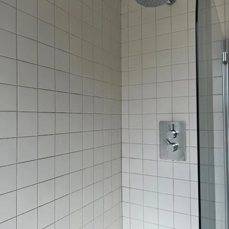 Bright And Stylish 2 Bedroom First Floor Flat