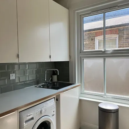 Bright And Stylish 2 Bedroom First Floor Flat