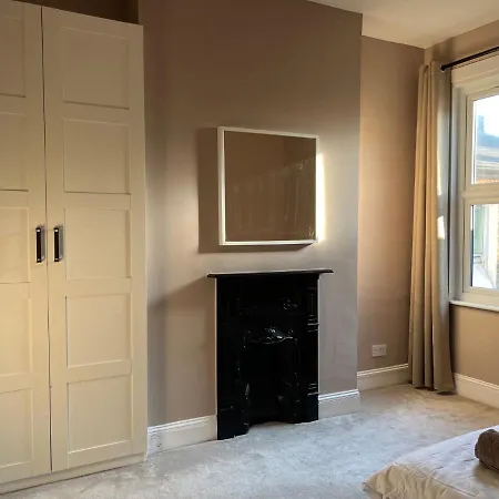 Bright And Stylish 2 Bedroom First Floor Flat