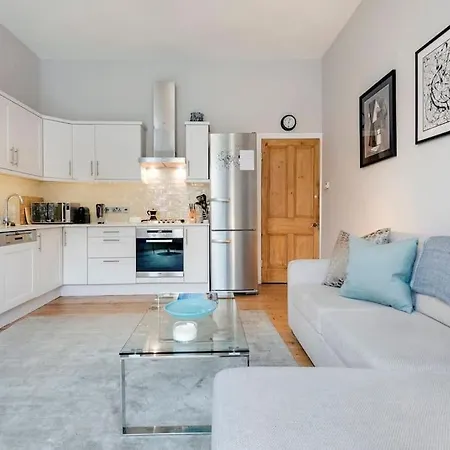 Contemporary Clapham Living Apartment