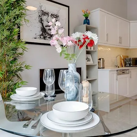 Contemporary Clapham Living Apartment