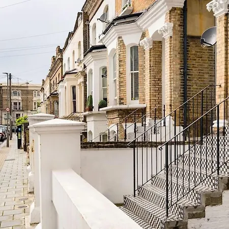 Contemporary Clapham Living Apartment *
