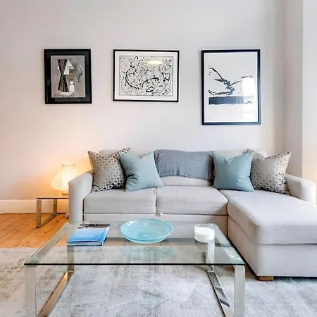 Contemporary Clapham Living Apartment