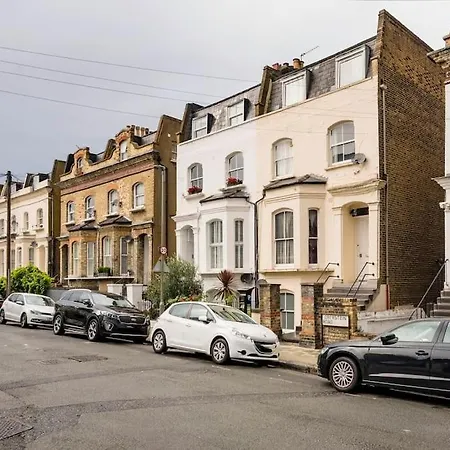 Contemporary Clapham Living Apartment *