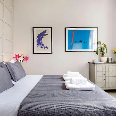 Contemporary Clapham Living Apartment *