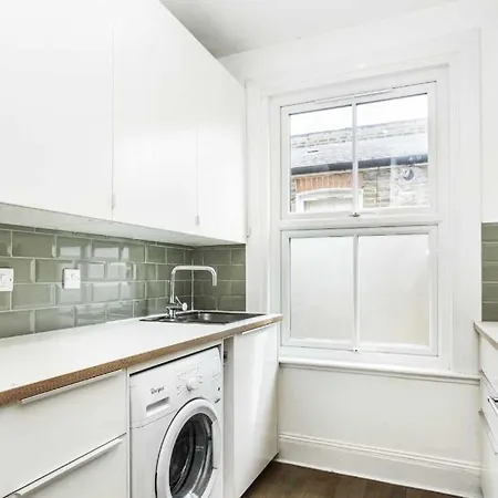 Bright And Stylish 2 Bedroom First Floor Flat *