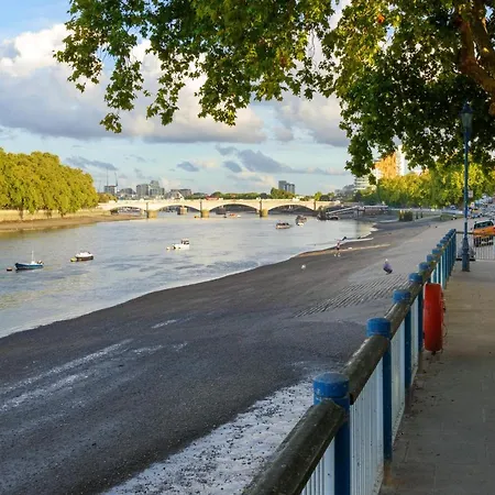 Fabulous Riverside In Putney Apartment