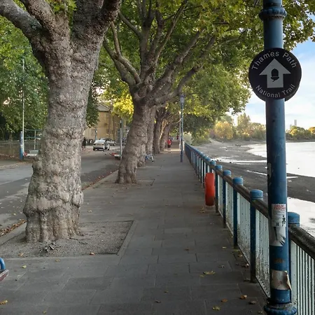 Fabulous Riverside In Putney London