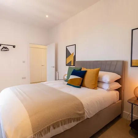 Modern With Balcony In Merton Near Wimbledon By Sojo Apartment *