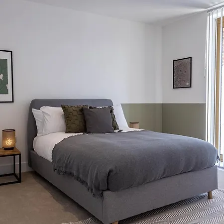 Apartment Modern With Balcony In Merton Near Wimbledon By Sojo *