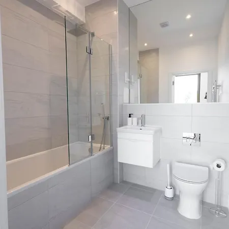 Modern With Balcony In Merton Near Wimbledon By Sojo *