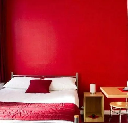 St Nicholas Hotel *