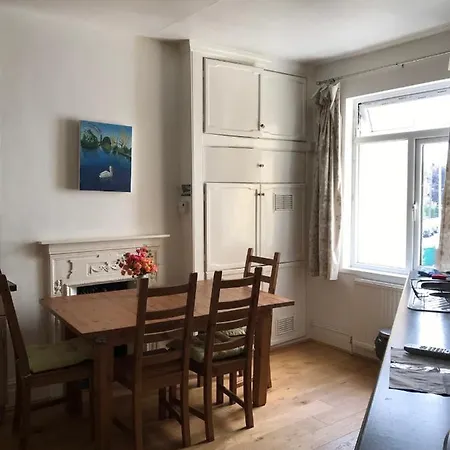 Spacious 3 Bed Flat In South West London