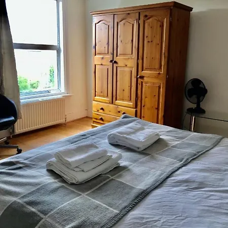 Spacious 3 Bed Flat In South West Apartment London