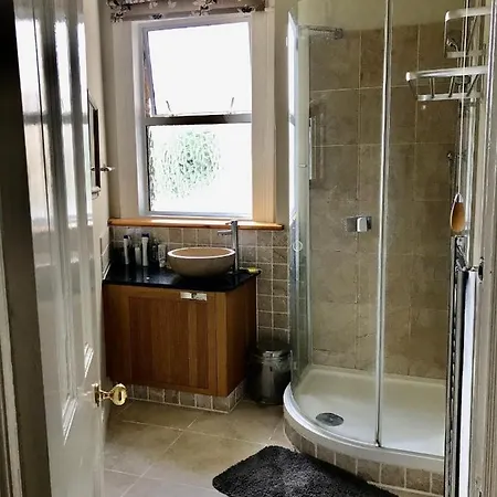 Spacious 3 Bed Flat In South West *