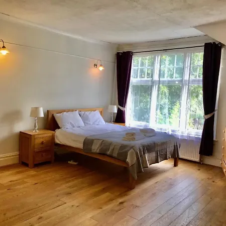 Spacious 3 Bed Flat In South West London