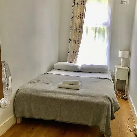 Spacious 3 Bed Flat In South West Apartment London