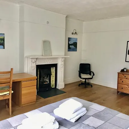 Spacious 3 Bed Flat In South West London