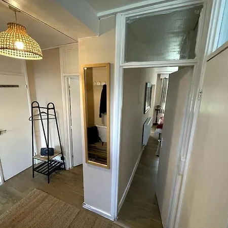 Spacious Bedroom Near Tube Apartment *