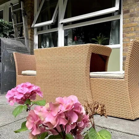 Apartment Spacious Bedroom Near Tube *