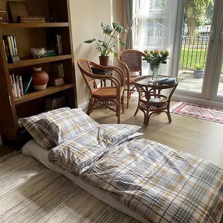Spacious Bedroom Near Tube