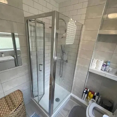 Spacious Bedroom Near Tube * London