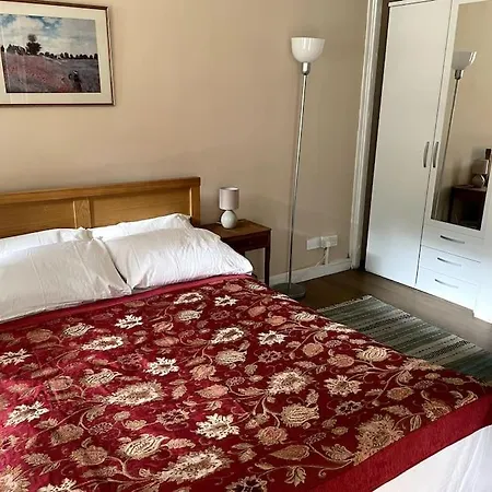 Spacious Bedroom Near Tube London