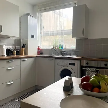 Apartment Spacious Bedroom Near Tube London
