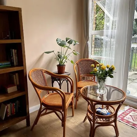 Apartment Spacious Bedroom Near Tube *