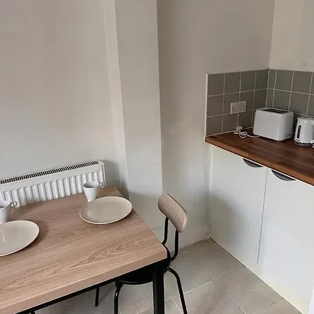 Spacious Bedroom Near Tube * London