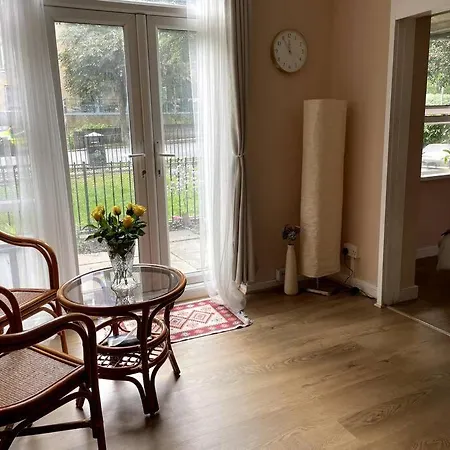 Spacious Bedroom Near Tube London