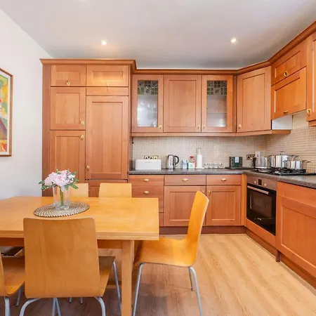 Luxury 2 Bedroom Near Notting Hill Apartment