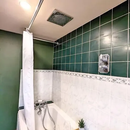 Holiday home 3-bed, Sleeps 7, 1 Bath, Parking, Wifi