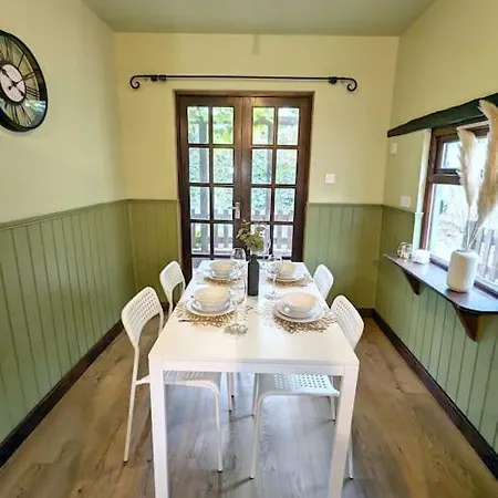 3-bed, Sleeps 7, 1 Bath, Parking, Wifi * Shalford (Essex)