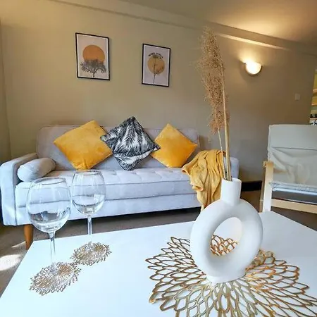 3-bed, Sleeps 7, 1 Bath, Parking, Wifi