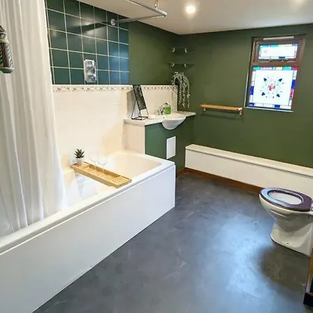3-bed, Sleeps 7, 1 Bath, Parking, Wifi